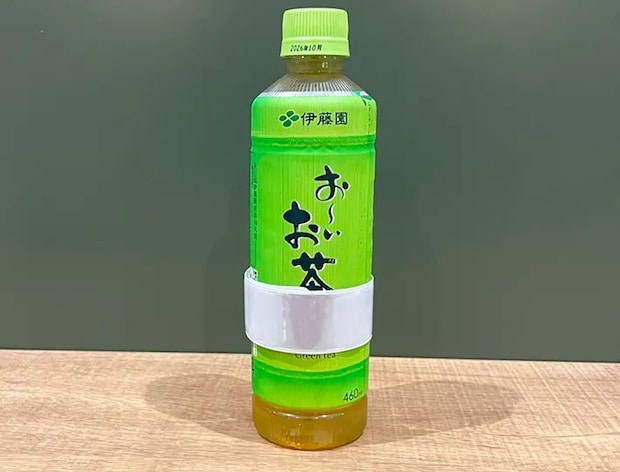 『ワンタッチバンド』を巻きつけたペットボトルの写真（撮影：grapeライフハック編集部）