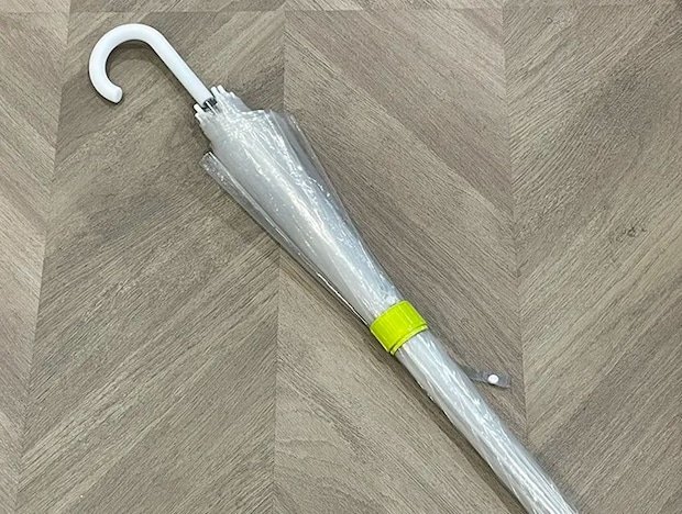 黄色い反射バンドを巻きつけた傘の写真（撮影：grapeライフハック編集部）