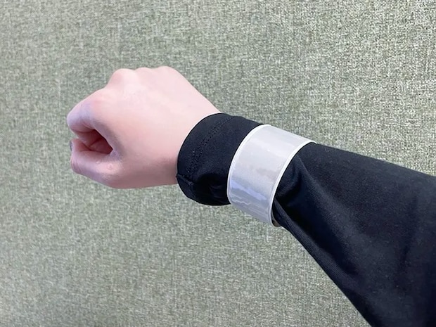 『ワンタッチバンド』を腕に巻きつけた写真（撮影：grapeライフハック編集部）