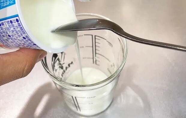 『牧場の朝ヨーグルトのフローズンアイス』を作る写真（撮影：キジカク）