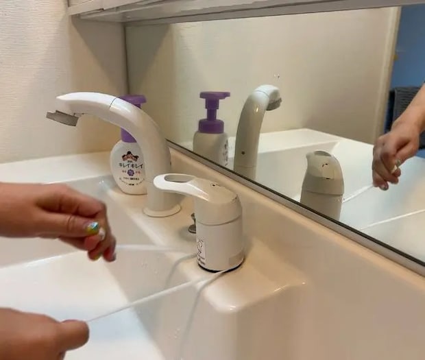 蛇口の根元をビニール紐で擦る様子（撮影：grapeライフハック編集部）