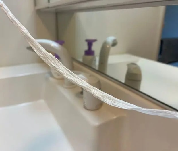 汚れがついたビニール紐をチェックする様子（撮影：grapeライフハック編集部）