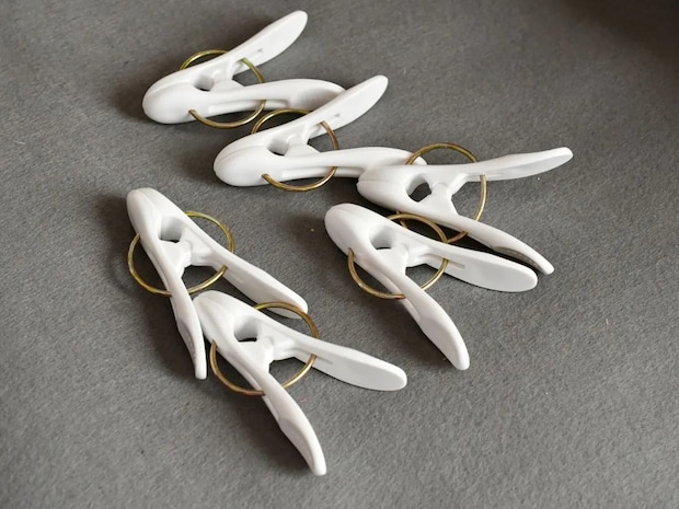 洗濯バサミを『結束バンド』で繋ぐだけ！　干す場所を増やす裏技に「真似します」「超便利」【洗濯テク4選】