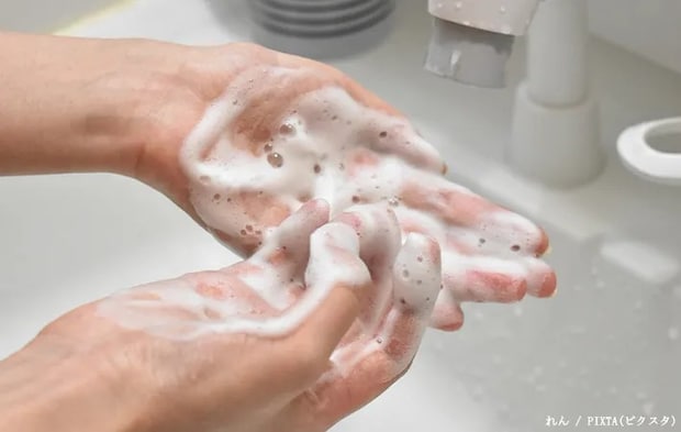 爪の先まで手を洗う人の写真