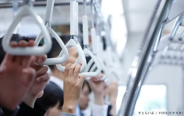 通勤中のつり革の写真