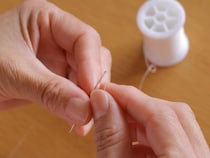 針穴への糸通しは『歯ブラシ』を活用して！　意外なアイディアに「助かる」「真似する」【裁縫テク4選】