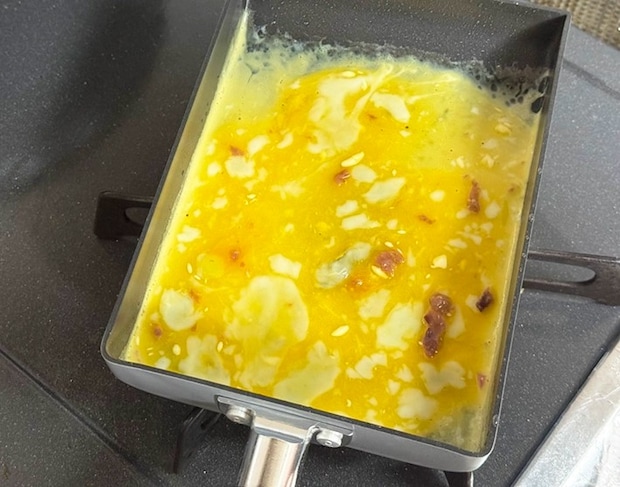 玉子焼きを作っている写真（撮影：grapeフード編集部）