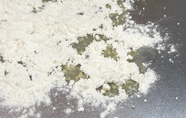 『こぼれた油に小麦粉をかけた』写真（撮影：キジカク）