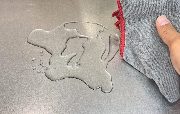 『こぼれた油を布巾で拭く』写真（撮影：キジカク）