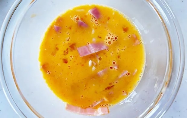 卵、ベーコン、塩コショウ、牛乳、ピザ用チーズを混ぜた画像（撮影:エニママ）