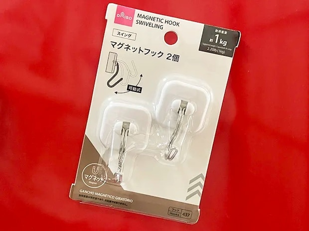 『スイング マグネットフック 2個』の写真（撮影：grapeライフハック編集部）