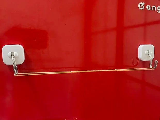 『マグネットフック』に輪ゴムを引っかけた写真（撮影：grapeライフハック編集部）