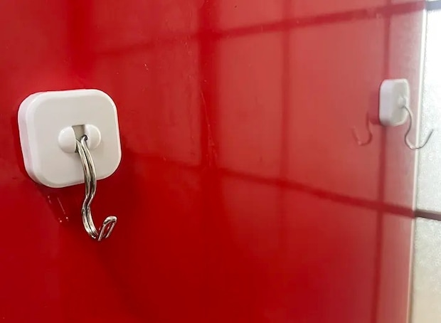 『マグネットフック』を貼りつけた冷蔵庫の写真（撮影：grapeライフハック編集部）