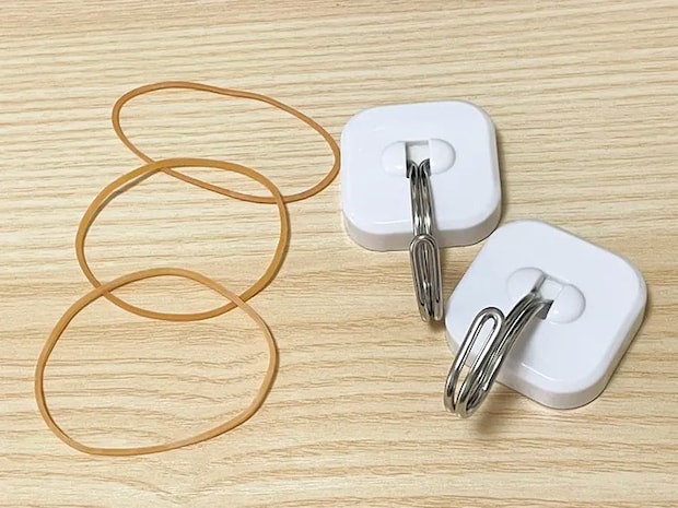 『マグネットフック』と輪ゴムの写真（撮影：grapeライフハック編集部）