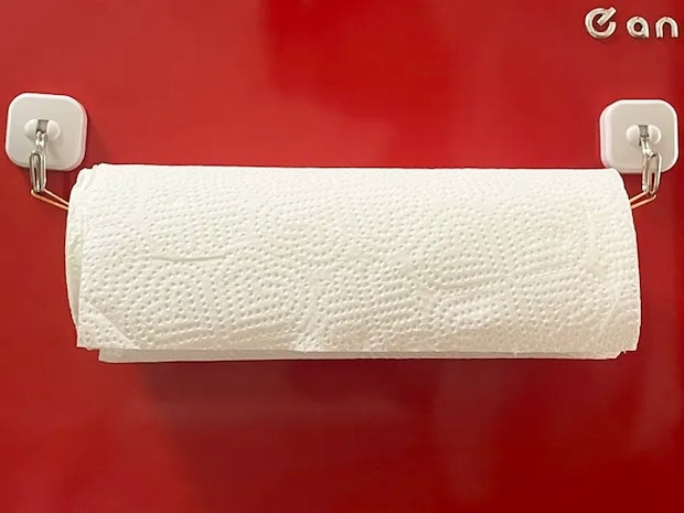 キッチンペーパーをホルダーに通した写真（撮影：grapeライフハック編集部）