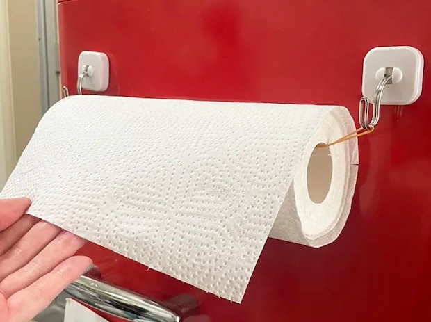 キッチンペーパーを使う写真（撮影：grapeライフハック編集部）