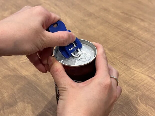 『缶ラク開けマーカー』持ち上げている画像（撮影：grapeライフハック編集部）