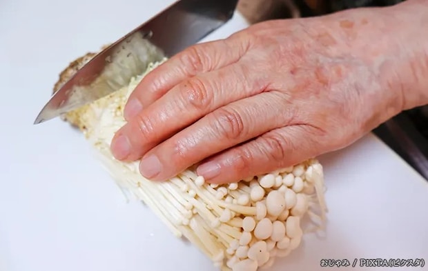 エノキを切る写真