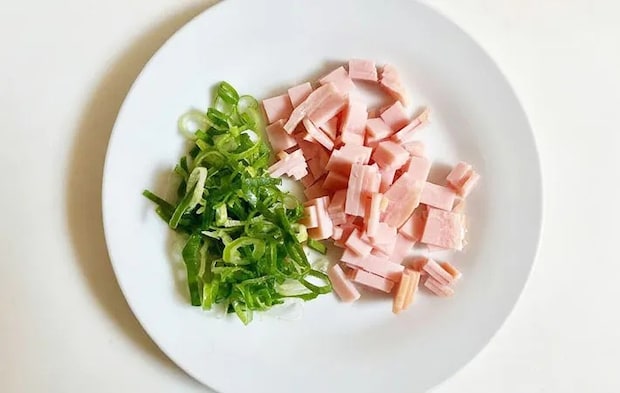 スライスハム、ネギをカットした画像（撮影:エニママ）