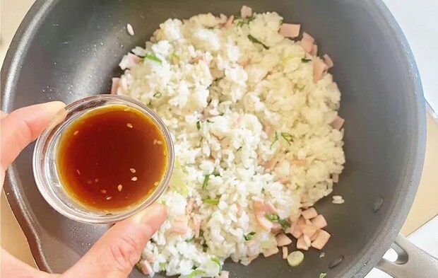 焼肉のタレを加える画像（撮影:エニママ）