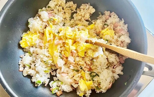 卵を加える画像（撮影:エニママ）