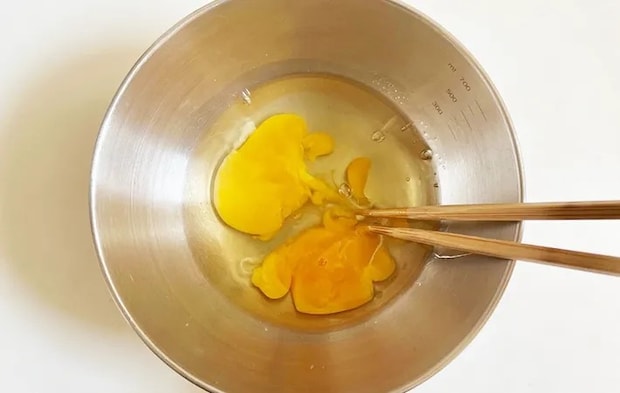 卵を割った画像（撮影:エニママ）