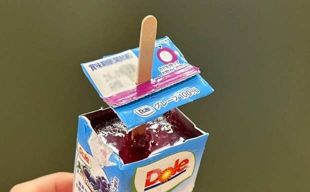 紙パックジュースアイスを取り出すときの説明写真（撮影：grapeフード編集部）