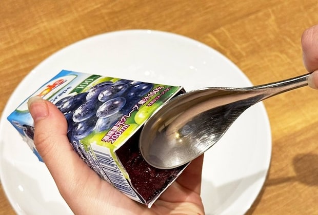 紙パックジュースアイスを取り出すときはスプーンで押す（撮影：grapeフード編集部）