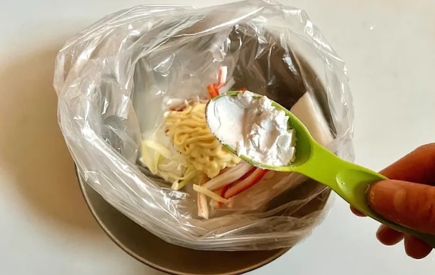 ポリ袋に片栗粉を加える写真（撮影：エニママ）