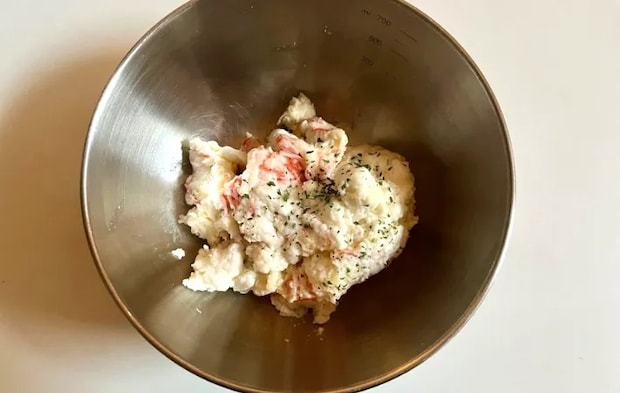 乾燥パセリを振る写真（撮影：エニママ）