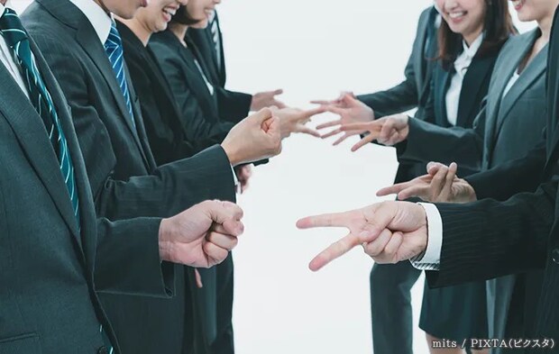 ジャンケンをする人の写真