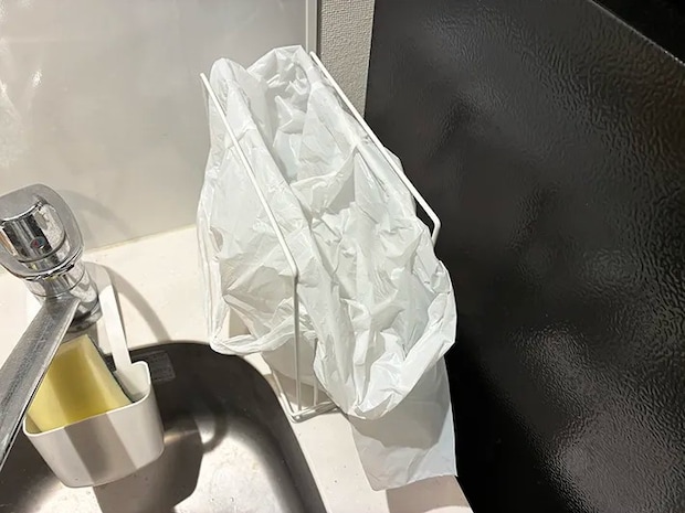 ゴミ袋をセットしたふきんかけ（撮影：grapeライフハック編集部）