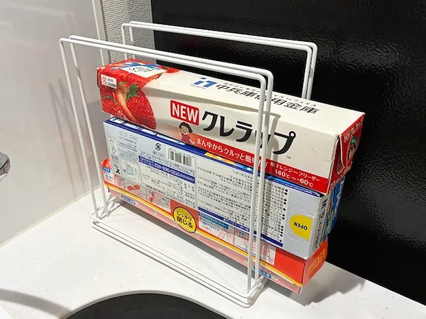 ラップを置いたふきんかけの写真（撮影：grapeライフハック編集部）