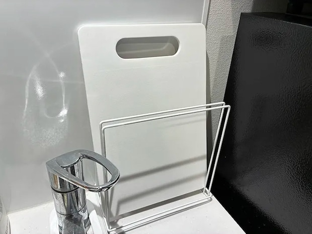 まな板を置いたふきんかけ（撮影：grapeライフハック編集部）