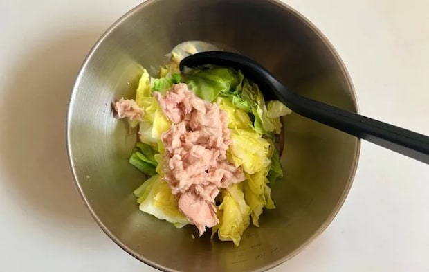 ボウルで材料を混ぜる写真（撮影：エニママ）