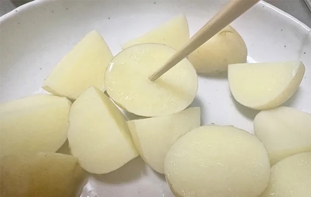 加熱後の新じゃがに箸を刺している画像（撮影：エニママ）