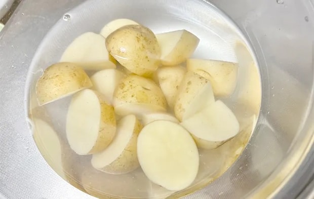 切った新じゃがを水にくぐらせている画像（撮影：エニママ）