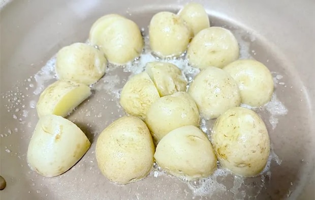 新じゃがをバターで炒めている画像（撮影：エニママ）