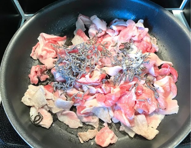 豚肉と塩こんぶを炒めている画像（撮影：エニママ）