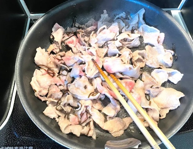 豚肉と塩こんぶを炒めている画像②（撮影：エニママ）