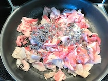 パック肉と塩こんぶを炒めて…　できた簡単おかずが「食卓に出した瞬間、消えた！」
