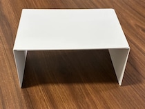 2個のブックエンドに木材をつけて…　簡単に作れたトイレのスマホ置き場に「おしゃれ！」【100均DIY】