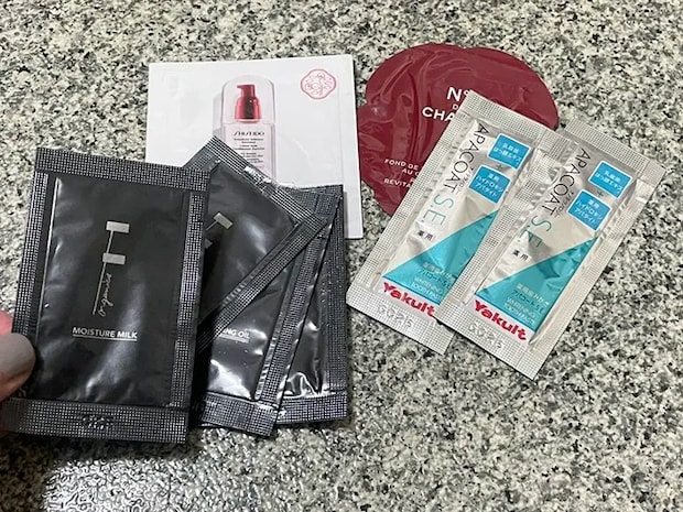 スキンケア用品、歯磨き粉などのサンプルの写真（撮影：grapeライフハック編集部）