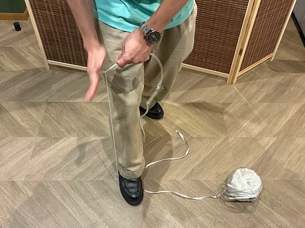 ビニール紐を手で切ろうとする場面（撮影：grapeライフハック編集部）