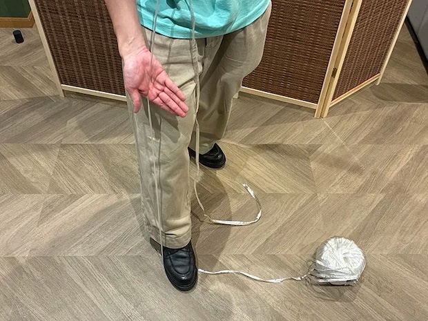 ビニール紐を踏んで固定する場面（撮影：grapeライフハック編集部）