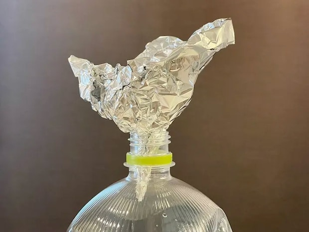 アルミホイルをペットボトルにつけた写真（撮影：grapeライフハック編集部）