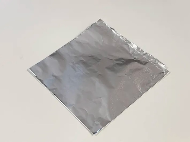 アルミホイルを四つ折りにした写真（撮影：grapeライフハック編集部）