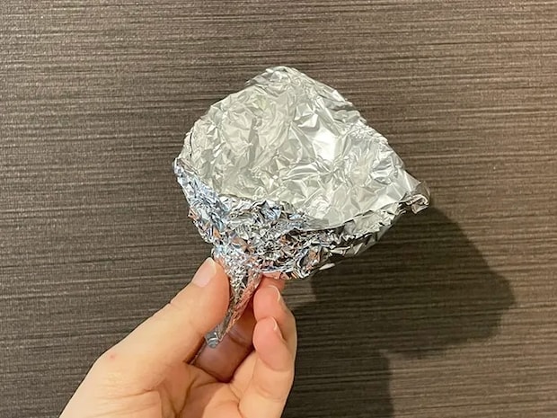 アルミホイル漏斗を持つ写真（撮影：grapeライフハック編集部）