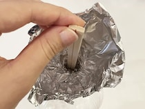 アルミホイルを四つ折りにして？　警視庁が教える活用法に「もうこぼさない！」