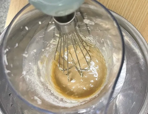 コーヒー味のクリームを作る写真（撮影：grapeフード編集部）